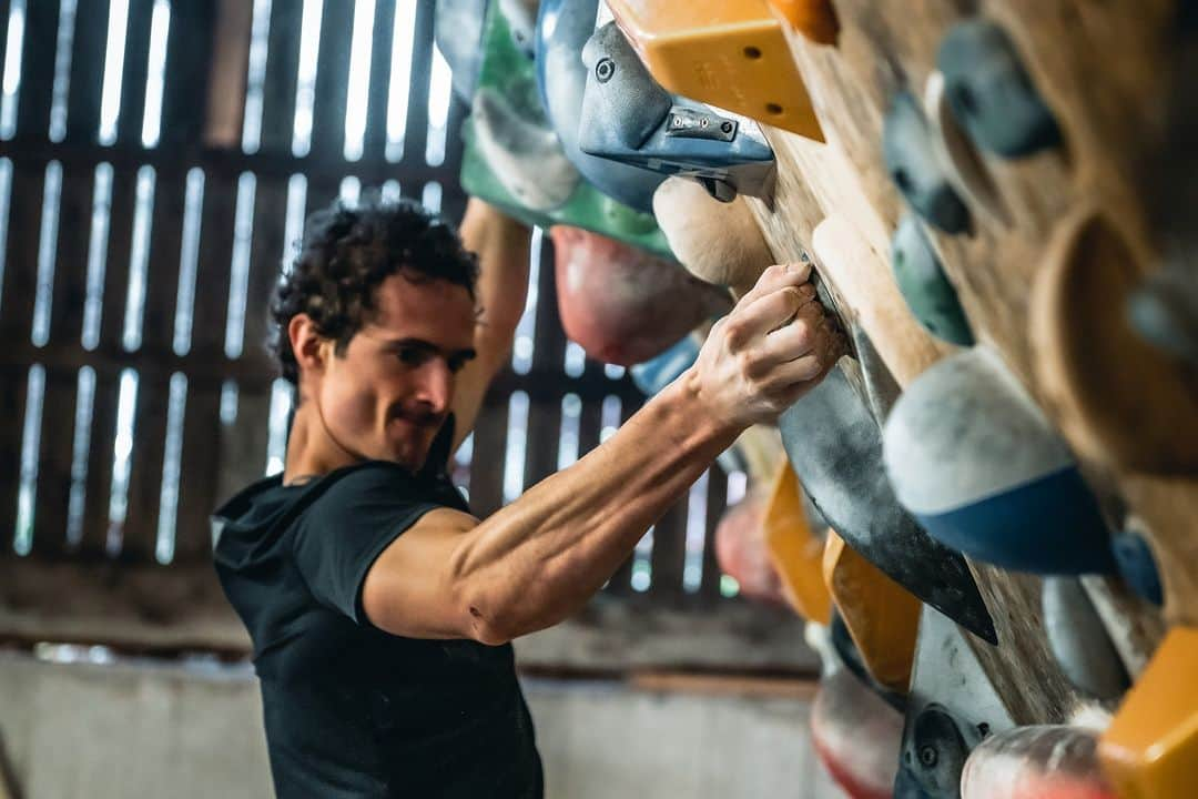 アダム・オンドラさんのインスタグラム写真 - (アダム・オンドラInstagram)「I would be a more complex climber if I had known this years ago 😎 I am talking about different grip types on the edge in the new video in the Tips & Tricks series on my YouTube channel ⚡- the link is in BIO. You are aware of full crimp, open crimp and open hand. Still, we will discuss much deeper each of them, their advantages, disadvantages, potential health risks and my opinions in a very practical lesson for beginners or advanced climbers ✊  After this lesson, you'll know how to use different grips on the edge, and you'll find out what I personally regret in the case of the proper and efficient grip position.   See you there ✌  Pics by @pavel_klement and @pet.phot   #adamondra #AO #TipsandTricks #climbing #climber #climbinginspiration #training #bouldering #boulderproblem #crimp #lezeni #euroholds @euroholds」1月6日 2時33分 - adam.ondra