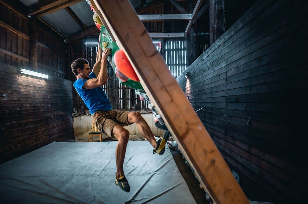 アダム・オンドラさんのインスタグラム写真 - (アダム・オンドラInstagram)「I would be a more complex climber if I had known this years ago 😎 I am talking about different grip types on the edge in the new video in the Tips & Tricks series on my YouTube channel ⚡- the link is in BIO. You are aware of full crimp, open crimp and open hand. Still, we will discuss much deeper each of them, their advantages, disadvantages, potential health risks and my opinions in a very practical lesson for beginners or advanced climbers ✊  After this lesson, you'll know how to use different grips on the edge, and you'll find out what I personally regret in the case of the proper and efficient grip position.   See you there ✌  Pics by @pavel_klement and @pet.phot   #adamondra #AO #TipsandTricks #climbing #climber #climbinginspiration #training #bouldering #boulderproblem #crimp #lezeni #euroholds @euroholds」1月6日 2時33分 - adam.ondra