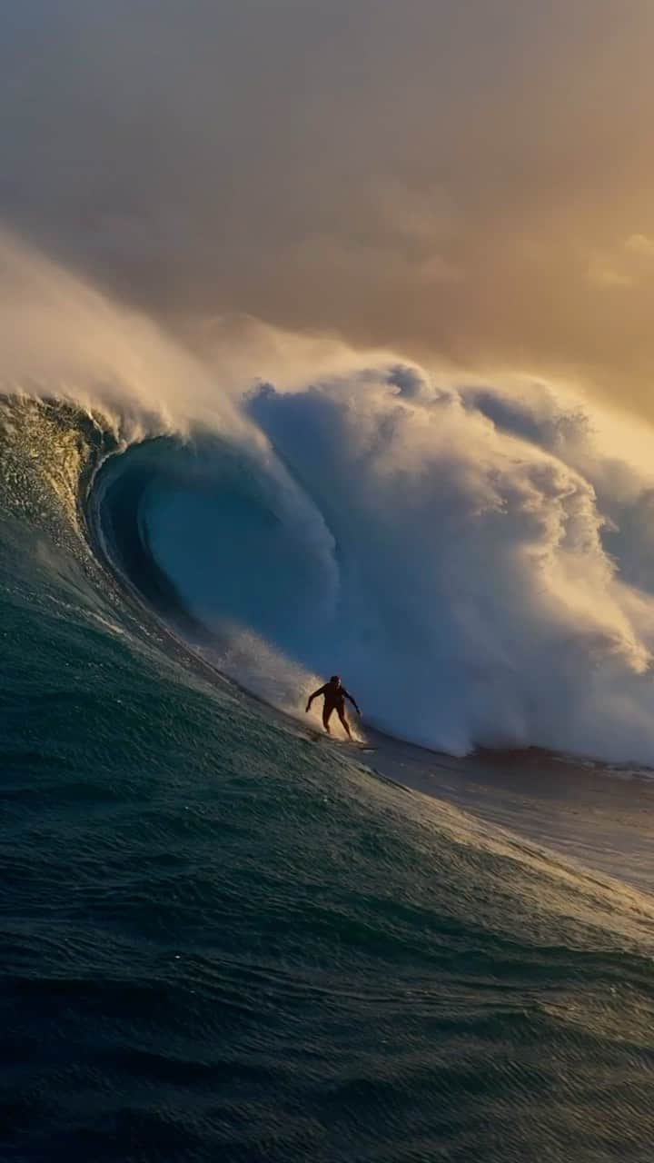 Costa Sunglassesのインスタグラム：「Shoutout to @tuckerwooding and @trevorsvencarlson for capturing our favorite wave of 2023 in divine morning light from Peahi on the one and only monster known as Jaws. Awesome work Tucker and Trevor! Looking forward to 2024.  #seewhatsoutthere #bigwavesurfing #jaws #peahi」