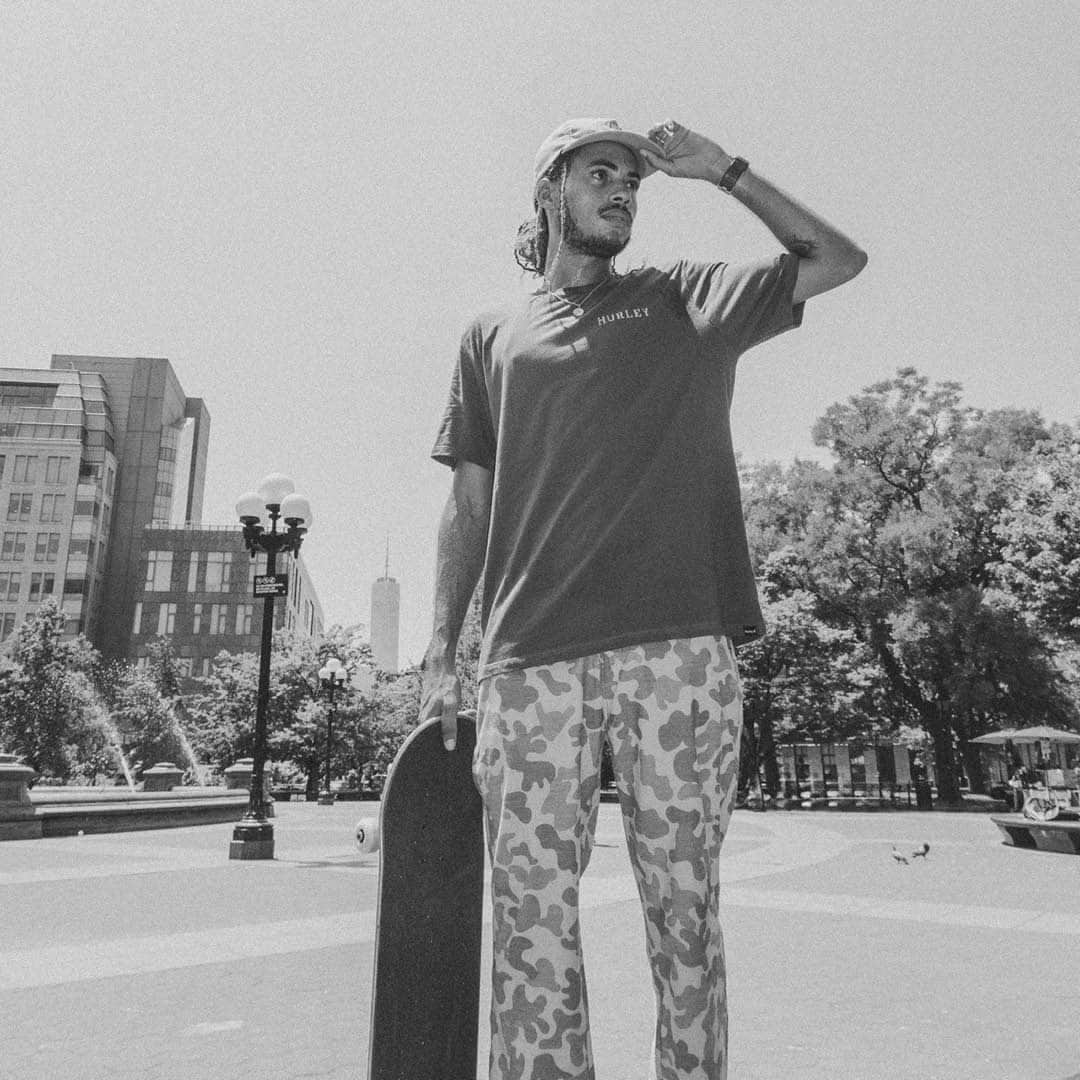 hurleyのインスタグラム：「Big city approved looks with @shama_the_superman #taptoshop 🍎」