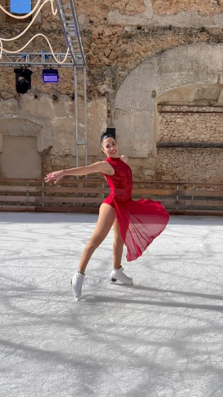 セリア・ロブレドのインスタグラム：「Spinning into the weekend like ❤️✨⛸️  Esta mañana en el @monasteriodeucles.cultura 🤍 vaya lugar tan mágico 💫  #skating #patinaje #patinajesobrehielo #pistadehielo #iceskating #spinning #pirueta」