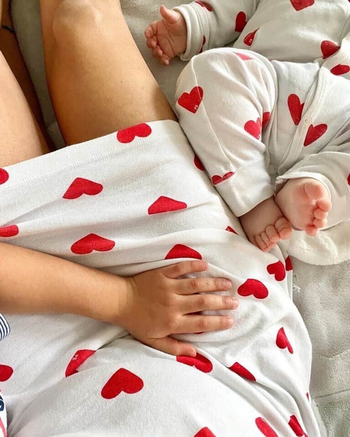プチバトーのインスタグラム：「Commentez ❤ pour les iconiques coeurs Petit Bateau 😍 ! Et pour ces petits petons 🥺 !  // Comment ❤ for our iconics hearts and this little feet !  📸 @i_smahane」