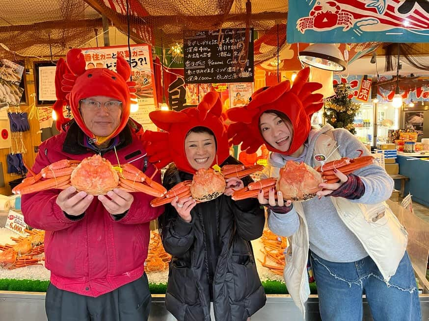 朝市広場さんのインスタグラム写真 - (朝市広場Instagram)「ご来店ありがとうございます🙇‍♀️ なかなか個性的なお姉さんが来てくれました🤲 また来年も顔見せに来てやー👍 _______________________________________________ 株式会社ユラクグループ 朝市広場は旅館「湯楽kinosaki Spa＆Gardens」の直営店🛖 ネットショップ楽天市場で食品売上ランキング1位を獲得実績あり✨ カニの他に鮮魚、お土産も多数販売中🎉 城崎温泉でカニを買うなら朝市広場で🎵  #かに #松葉がに #セコガニ #かに刺し #香箱ガニ #グルメ #兵庫 #記念撮影 #かに料理 #温泉 #温泉巡り #城崎 #城崎温泉 #旅行 #温泉旅行 #女子旅 #兵庫グルメ #新婚旅行 #観光地 #観光 #湯楽 #朝市広場 #カニ好きと繋がりたい #全国宅配 #ネット通販 #japan #kinosaki #trip #crab #YouTube」1月6日 15時12分 - matsubagani_asaichihiroba