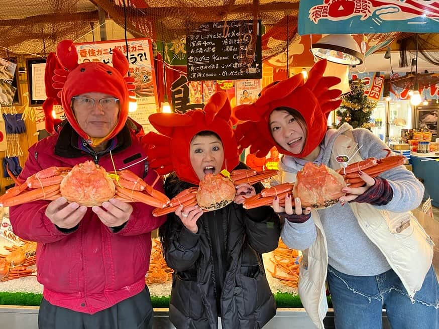 朝市広場さんのインスタグラム写真 - (朝市広場Instagram)「ご来店ありがとうございます🙇‍♀️ なかなか個性的なお姉さんが来てくれました🤲 また来年も顔見せに来てやー👍 _______________________________________________ 株式会社ユラクグループ 朝市広場は旅館「湯楽kinosaki Spa＆Gardens」の直営店🛖 ネットショップ楽天市場で食品売上ランキング1位を獲得実績あり✨ カニの他に鮮魚、お土産も多数販売中🎉 城崎温泉でカニを買うなら朝市広場で🎵  #かに #松葉がに #セコガニ #かに刺し #香箱ガニ #グルメ #兵庫 #記念撮影 #かに料理 #温泉 #温泉巡り #城崎 #城崎温泉 #旅行 #温泉旅行 #女子旅 #兵庫グルメ #新婚旅行 #観光地 #観光 #湯楽 #朝市広場 #カニ好きと繋がりたい #全国宅配 #ネット通販 #japan #kinosaki #trip #crab #YouTube」1月6日 15時12分 - matsubagani_asaichihiroba