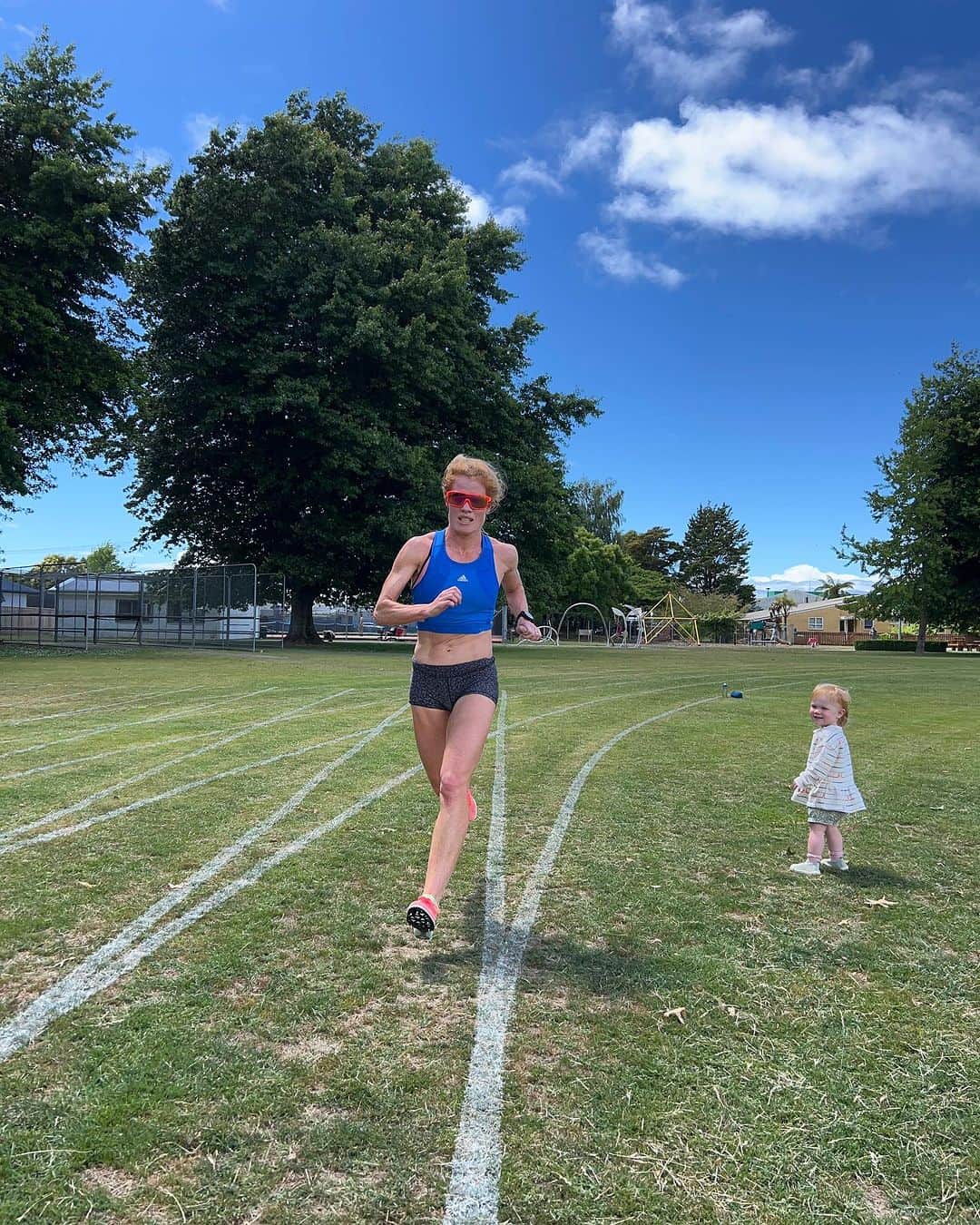アンジェラ・ペティのインスタグラム：「Yay for holiday track sessions and my first time in spikes for a while!   9x 300m off 1 min break at 1500m pace today! Nice being back at the Motueka grass track, where I’ve done many sessions on our family holiday over the years 🏃‍♀️」