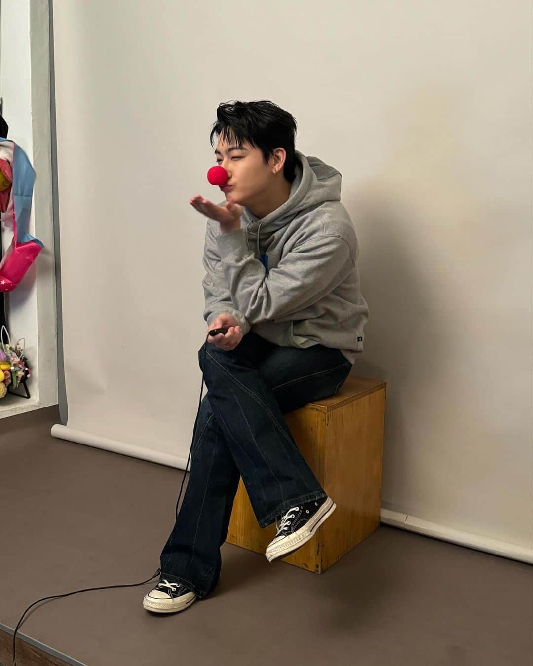 JBのインスタグラム：「생일 축하해 주신 모든 분들께 감사합니다 모두 건강하고 행복한 일 가득한 2024년도가 되었으면 좋겠습니다 생일에 눈이 또 이렇게 오는데 기분이 너무 좋네요 항상 진심으로 감사드립니다 그리고 모두 새해 복 많이 받으세요~!! 아가새 그리고 우리 갓세븐 모두 사랑합니다. 그리고 고생해 주신 모브 컴퍼니 식구들도 감사드립니다. 더 나아진 GOT7 JAY B로 돌아오겠습니다. 감사합니다.💚💚💚  @mauve_company」