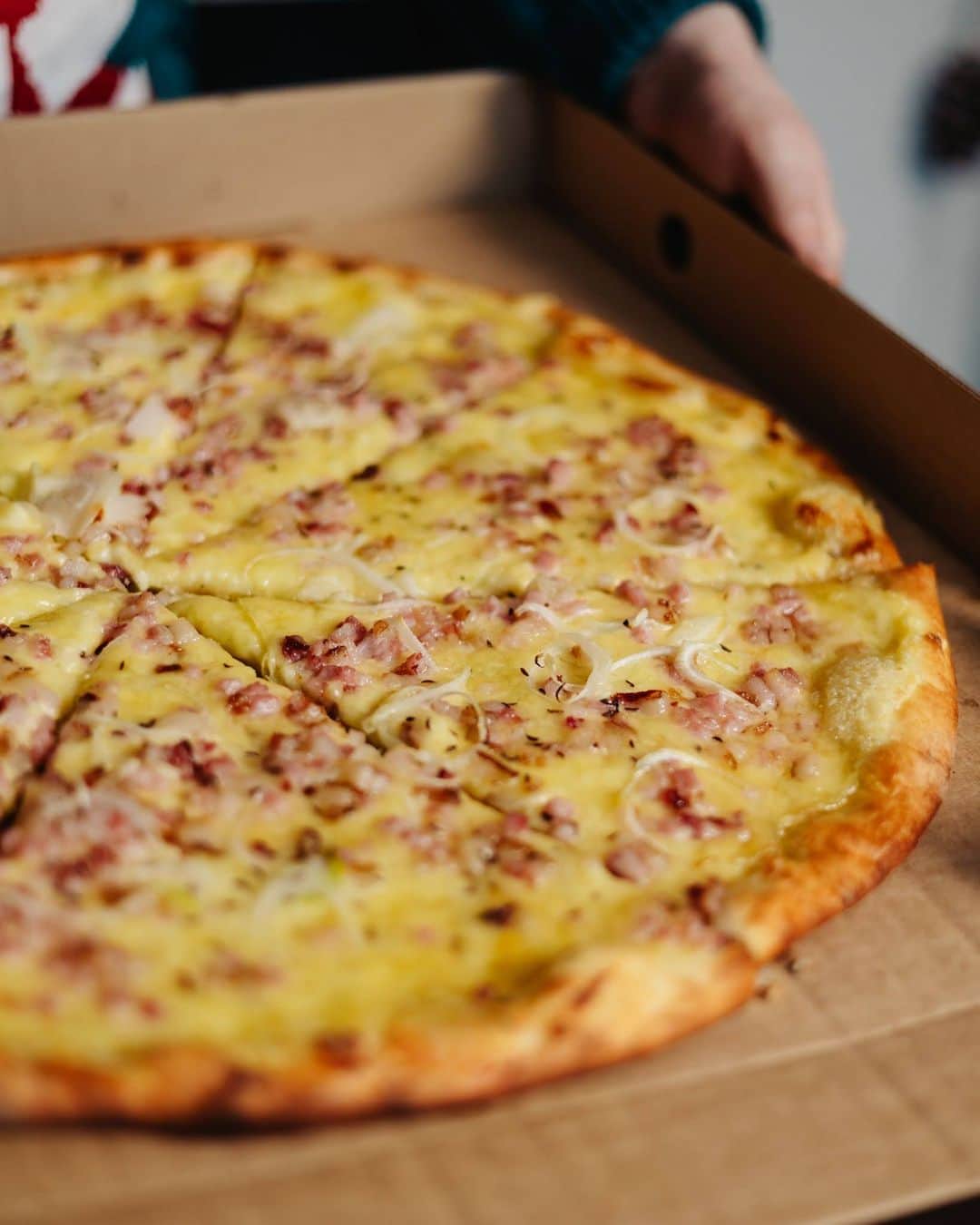 Pica LuLūのインスタグラム：「Joprojām pieejama mūsu īpašā Pīrādziņ' pica! Garšo un smaržo kā krāsnī cepti pīrādziņi. 🤤」