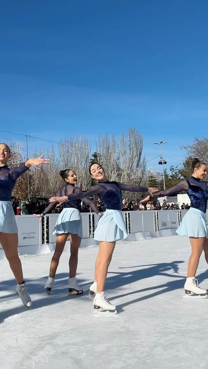 セリア・ロブレドのインスタグラム：「❄️ WINTER WONDERLAND ❄️  Un pequeño resumen de nuestro paso por las @magicasnavidadestorrejon 🤍  Con el dream team ⛸️ @almu_t @nathernando @_sheimc y la aparición especial de @javierfernandezskater ✨  Gracias @eddutube y @zok.art por captar estos momentos 🫶🏻  #patinaje #skating #iceskating #pistadehielo #magicasnavidadestorrejon #patinajesobrehielo」