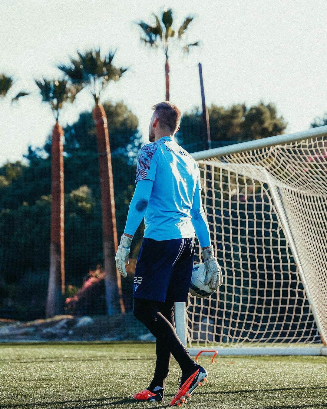 シモン・ミニョレさんのインスタグラム写真 - (シモン・ミニョレInstagram)「Back in the lab.🚀⚽🇪🇸 #BluvnGoan」1月7日 1時55分 - 22mignolet22