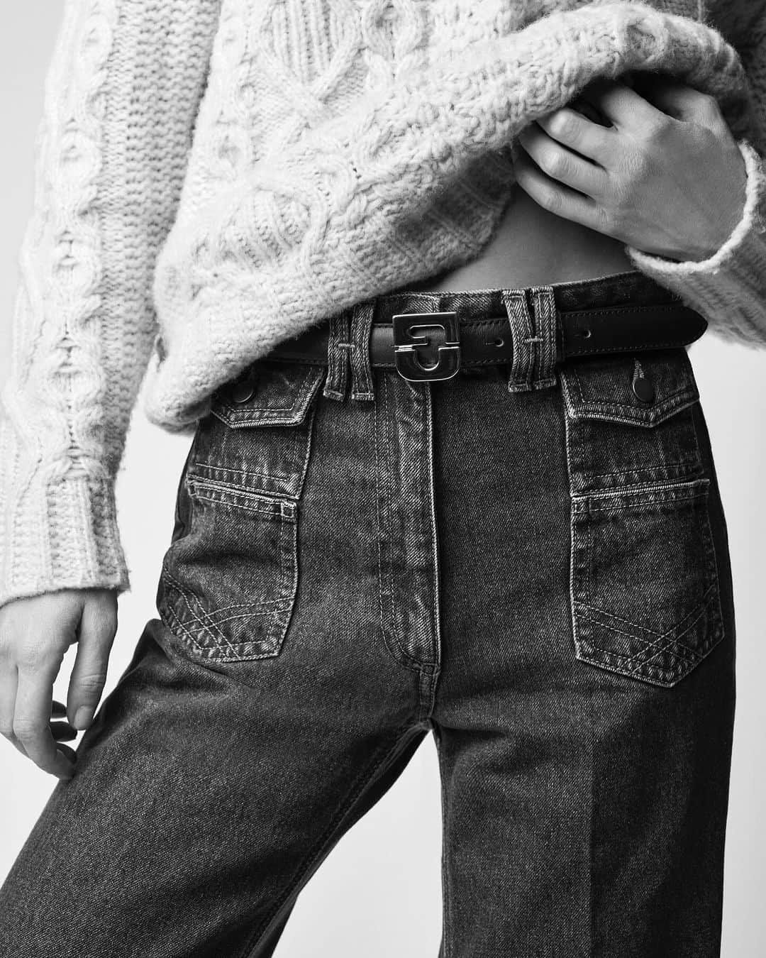 ジェラールダレルのインスタグラム：「Toute la douceur d’une caresse et tout le charme de Camille Rowe , ou son pull à même la peau.  All the softness of her touch and all the charm of Camille Rowe, or her sweater on her skin.」