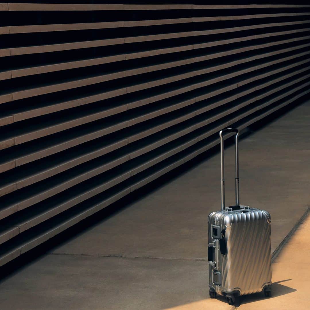 トゥミさんのインスタグラム写真 - (トゥミInstagram)「Comment if your suitcase is still packed from your holiday travels. We won’t judge.   #TUMI19D」1月7日 4時00分 - tumitravel