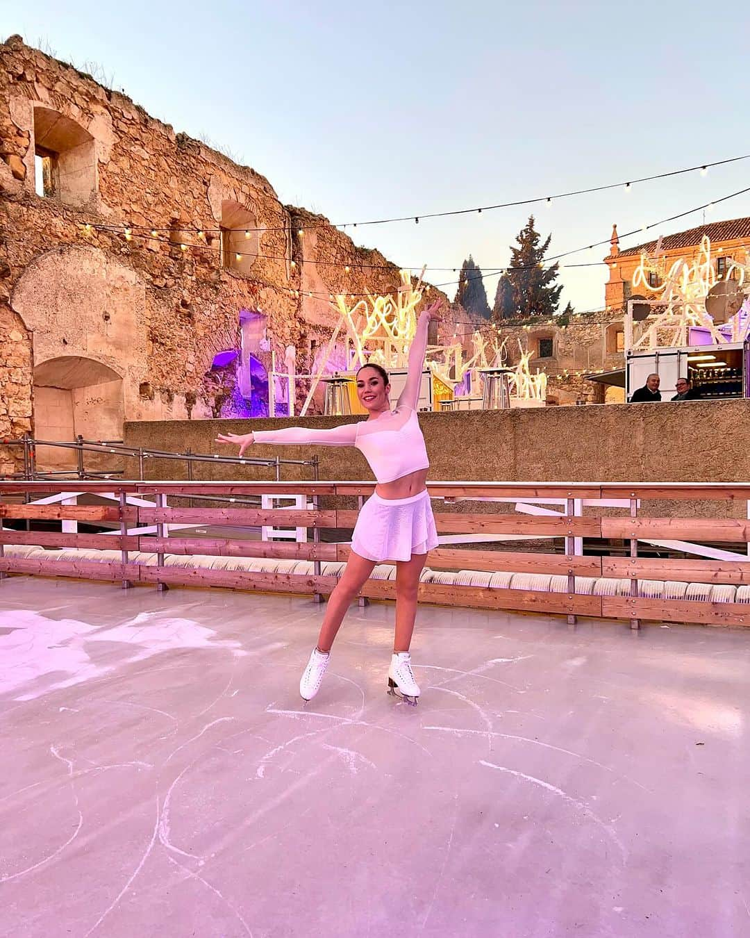 セリア・ロブレドさんのインスタグラム写真 - (セリア・ロブレドInstagram)「In my pretty ballerina (on ice) era ✨🤍⛸️  #patinaje #patinajesobrehielo #skating #iceskating #prettyballerinas」1月7日 5時51分 - celia_robledo