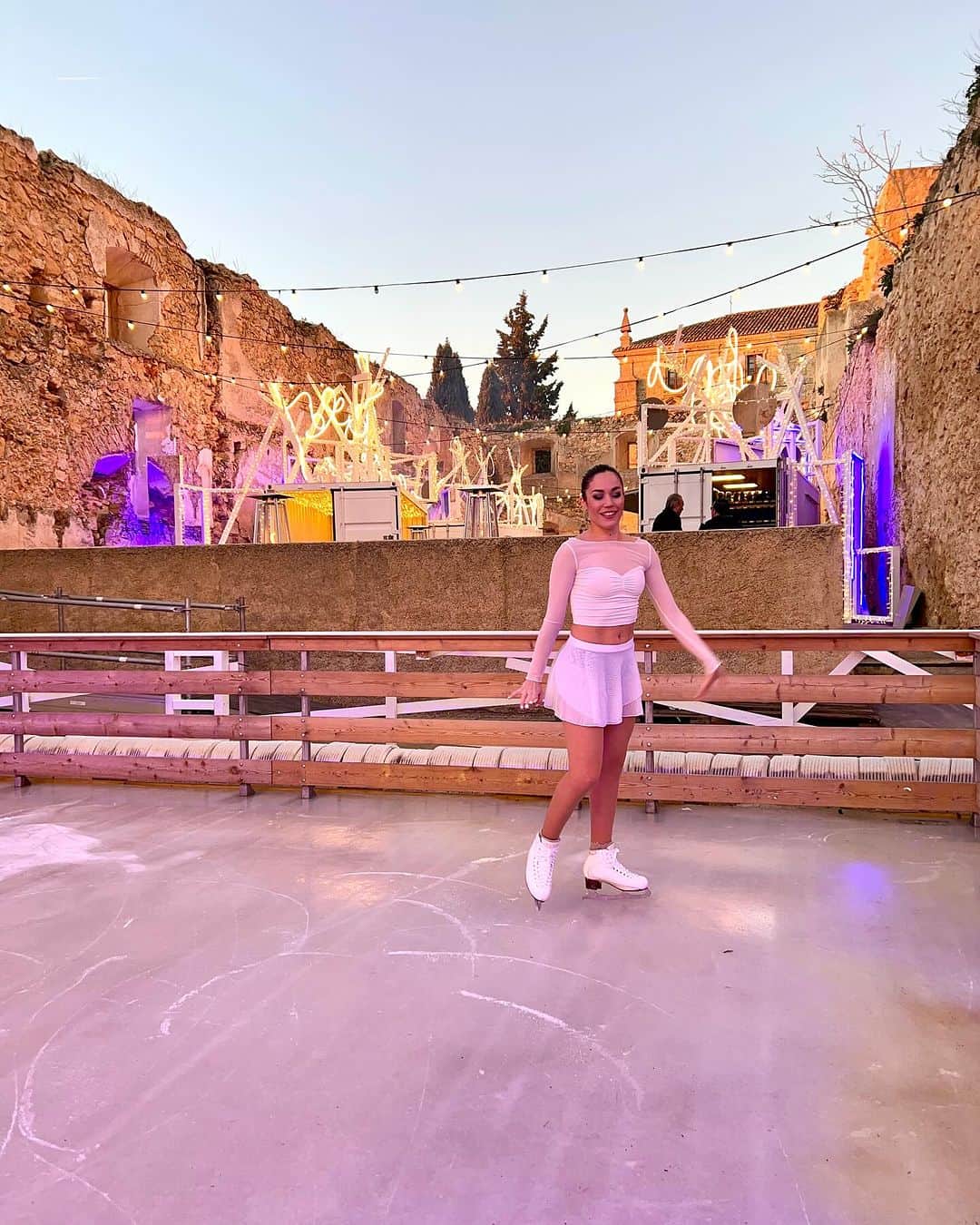 セリア・ロブレドさんのインスタグラム写真 - (セリア・ロブレドInstagram)「In my pretty ballerina (on ice) era ✨🤍⛸️  #patinaje #patinajesobrehielo #skating #iceskating #prettyballerinas」1月7日 5時51分 - celia_robledo