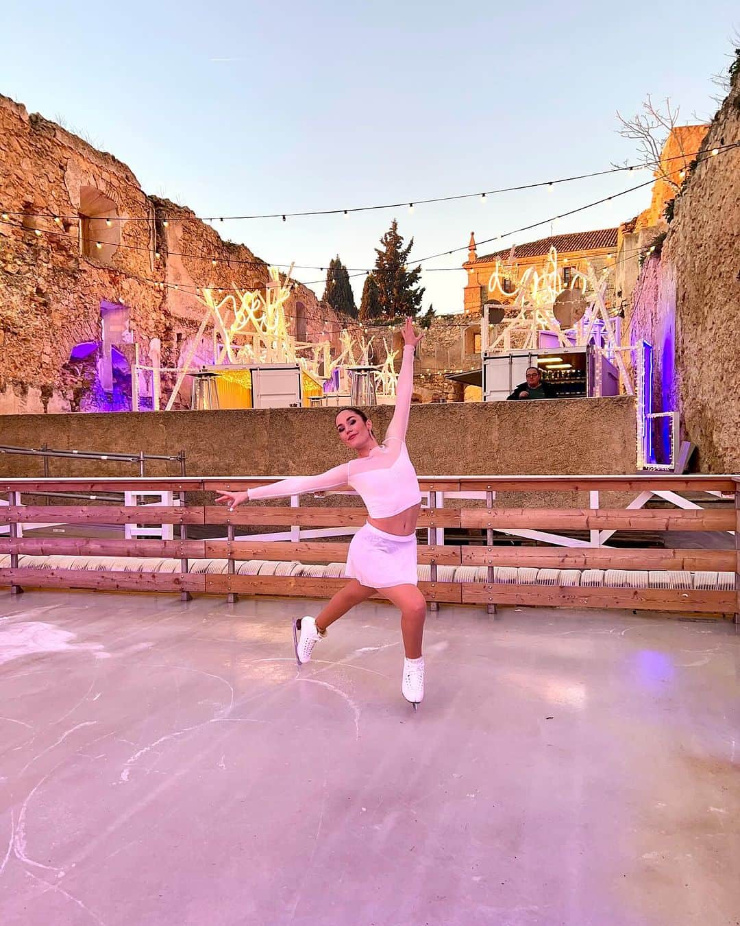 セリア・ロブレドのインスタグラム：「In my pretty ballerina (on ice) era ✨🤍⛸️  #patinaje #patinajesobrehielo #skating #iceskating #prettyballerinas」