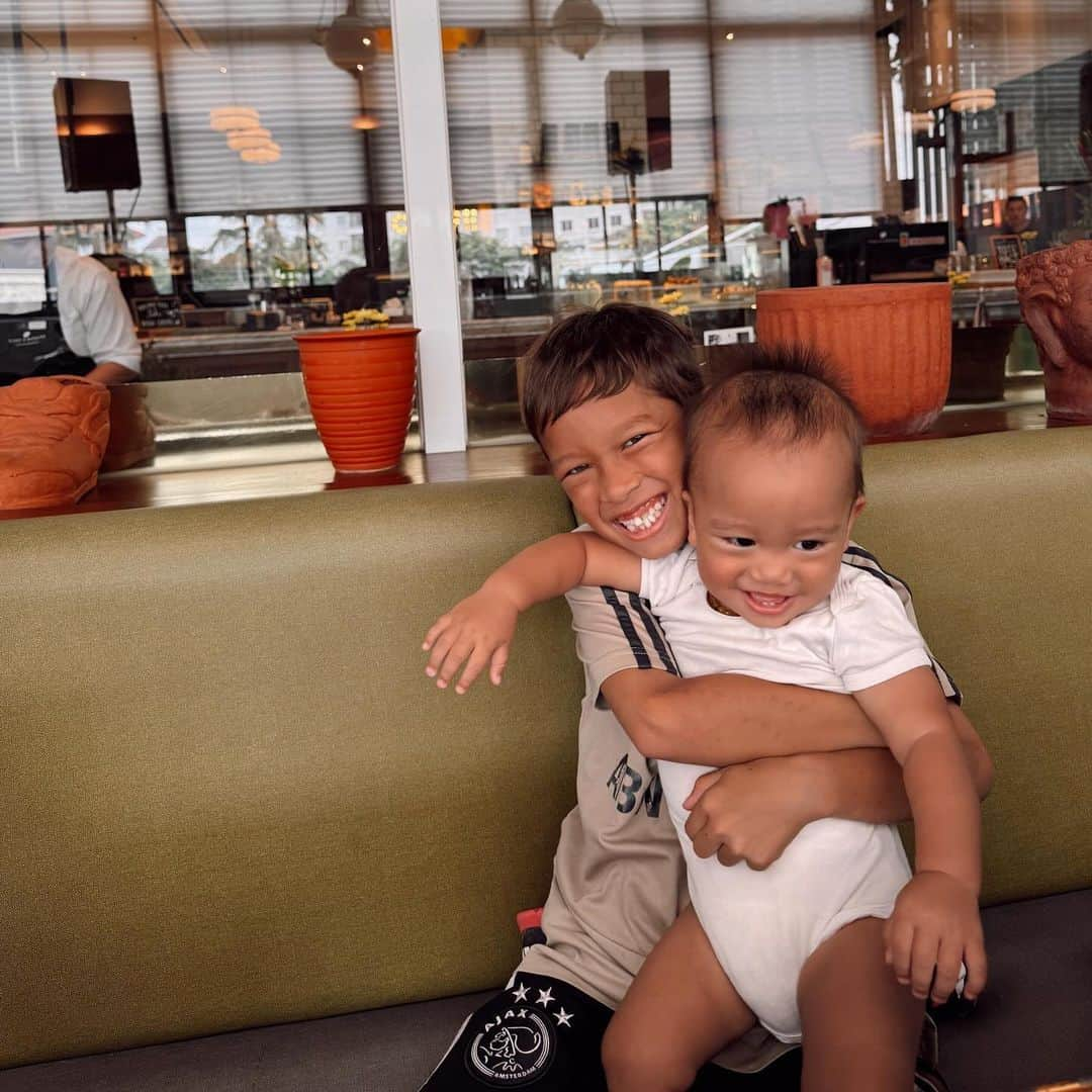 Jennifer Bachdimさんのインスタグラム写真 - (Jennifer BachdimInstagram)「Surabaya Camera roll ❤️ . . 1. My boys and I  2. Big bro and littlest bro hugsss  3. Big kiddos enjoying their babyccino 4. Kisses for Papa  5. 😱🥹 Mama’s billboard in store  6. Baby Kiro is standing !!  7. So many feels : Baby Kiro: I’m getting squeezed, HELP! , Kenji: SMILEEE 😃, Kiyoji: more photos 😏?! , Mama Jen: ready for a cute candid photo with my boys 🥹  8: Biggest smile  9. Love Mama’s hugs  10. Wait what?!? 😅」1月7日 15時35分 - jenniferbachdim