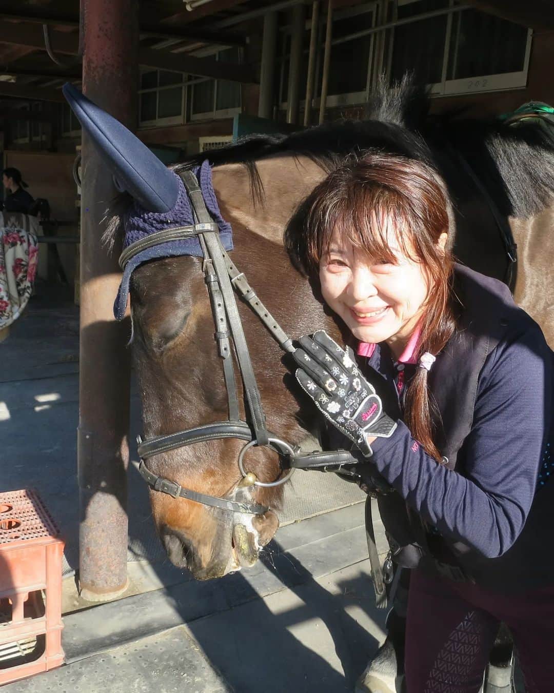 宇月田麻裕さんのインスタグラム写真 - (宇月田麻裕Instagram)「1/5　#ドミニコ　#乗馬日記　「はつのり～」　#サダムドミニック　あらためドミニコ　 レッスンは、にこちゃんこと「ドミニコ」＆Ｋ先生　 1/5 乗馬初乗り。乗り初めは　乗りおさめと同じ　#ドミニコ　 この日も、とってもいこ💖　近寄っても平気だし、手もぺろぺろしてくれます。可愛い性格。  馬場では、最初は、鞭は持ちませんでしたが、途中から、ほぼ使いませんが、手に持っているだけ。そのほうが動きます。  駈歩発進、体も手綱もブレブレの下手な私が駈歩しても、しっかり発進してくれます。 私の体がぶれずに安定するようにして乗る。課題です。 駈歩の途中で、馬が頭を下げようとしたら、シッカリと手綱を持ちつつ、同時に脚で扶助する。 これ、手綱だけで頭を上げようとしてしまうため、駈歩から速歩に落ちてしまいます。 このタイミングをキチンとせねばです。  乗っていませんが、この日の　#ホワイトアルバム　 とってもご機嫌が良く、ずっと手をぺろぺろとしてくれます。　 ぺろぺろしている時って、おやつあげているように見えますが、あげてませんよー。私の手をおやつにしている？だけですー。　 ドミニコも、私の手がおやつがわり？　洗い場で、いっぱいぺろぺろ。可愛い💕　この可愛いまま、育って欲しいです！ #北駿ホースヴィラ　さんから来ました。」1月7日 22時48分 - mahiro_utsukita