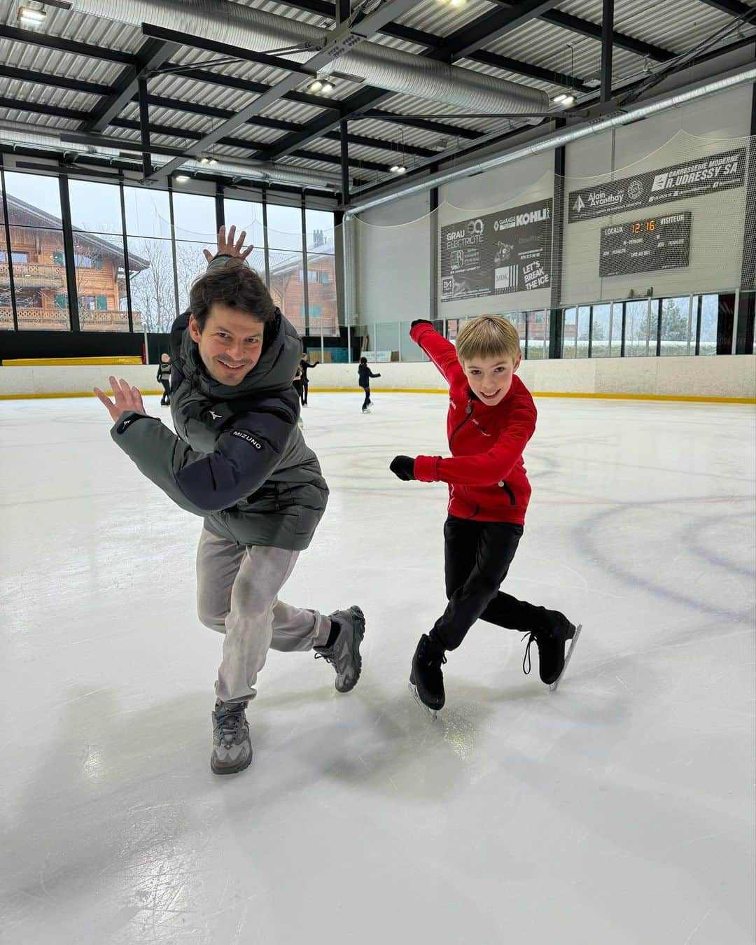 ステファン・ランビエールのインスタグラム：「Cecilia training at Skate Academy in Zurich (@skateacademyswitzerland ), Max and Damien from CPG (@cpgeneve ) and Felicitas from ISC-St. Moritz were our guests this week. We were working on technical drills, program segments and choreo with the focus on the next competitions. Good luck to you all and see you soon!  #swissiceskating #nationalteamswissiceskating @richard_leroy_swissiceskating」