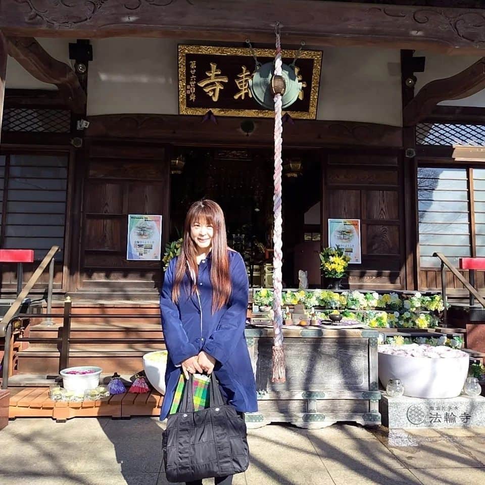 宇月田麻裕さんのインスタグラム写真 - (宇月田麻裕Instagram)「今年は　穴八幡宮様の後に　#法輪寺　様に立ち寄ってみまた。 お花いっぱいで、とても美しいお寺です。」1月8日 0時18分 - mahiro_utsukita