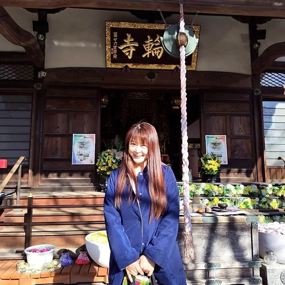 宇月田麻裕さんのインスタグラム写真 - (宇月田麻裕Instagram)「今年は　穴八幡宮様の後に　#法輪寺　様に立ち寄ってみまた。 お花いっぱいで、とても美しいお寺です。」1月8日 0時18分 - mahiro_utsukita