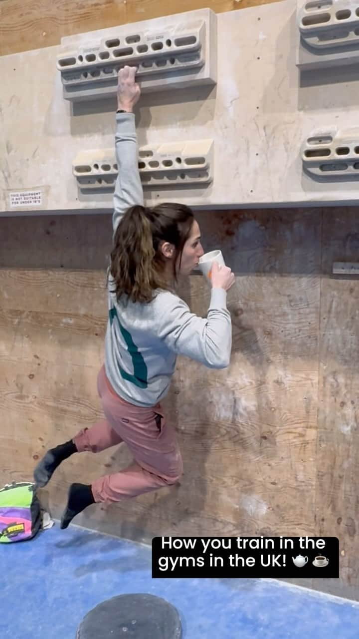 アレックス・パッチシオのインスタグラム：「When in the UK, drinking TEA whenever possible is a MUST! 😜😉 @roap.c @robinoleary  . @theprojectclimbingcentre  #training #uk #tea #teadrinking #try #havingfun #silly #funny #cold」