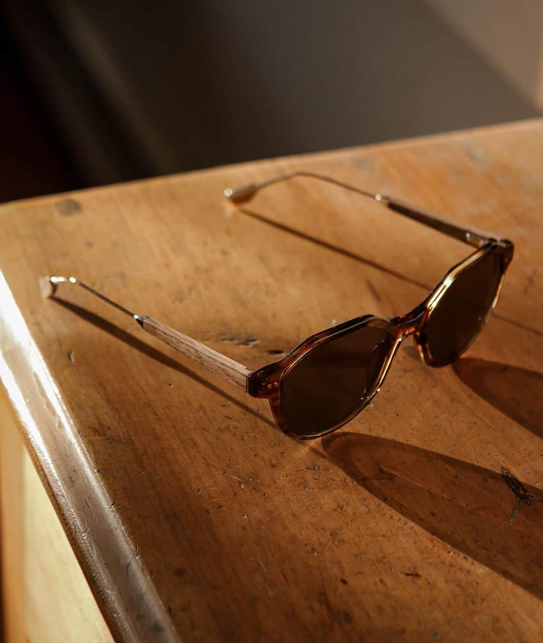 シュウッドのインスタグラム：「New Kid on the block - Meet Shwood’s Powell Sunglasses in Autumn.  A bold, fan-favorite shape combined with the smoked whiskey color of your dreams.   The slim temples and comfortable fit on these handmade glasses make these frames easy to wear for prolonged stretches of time.  In fact, you kinda miss ‘em when you take them off!」