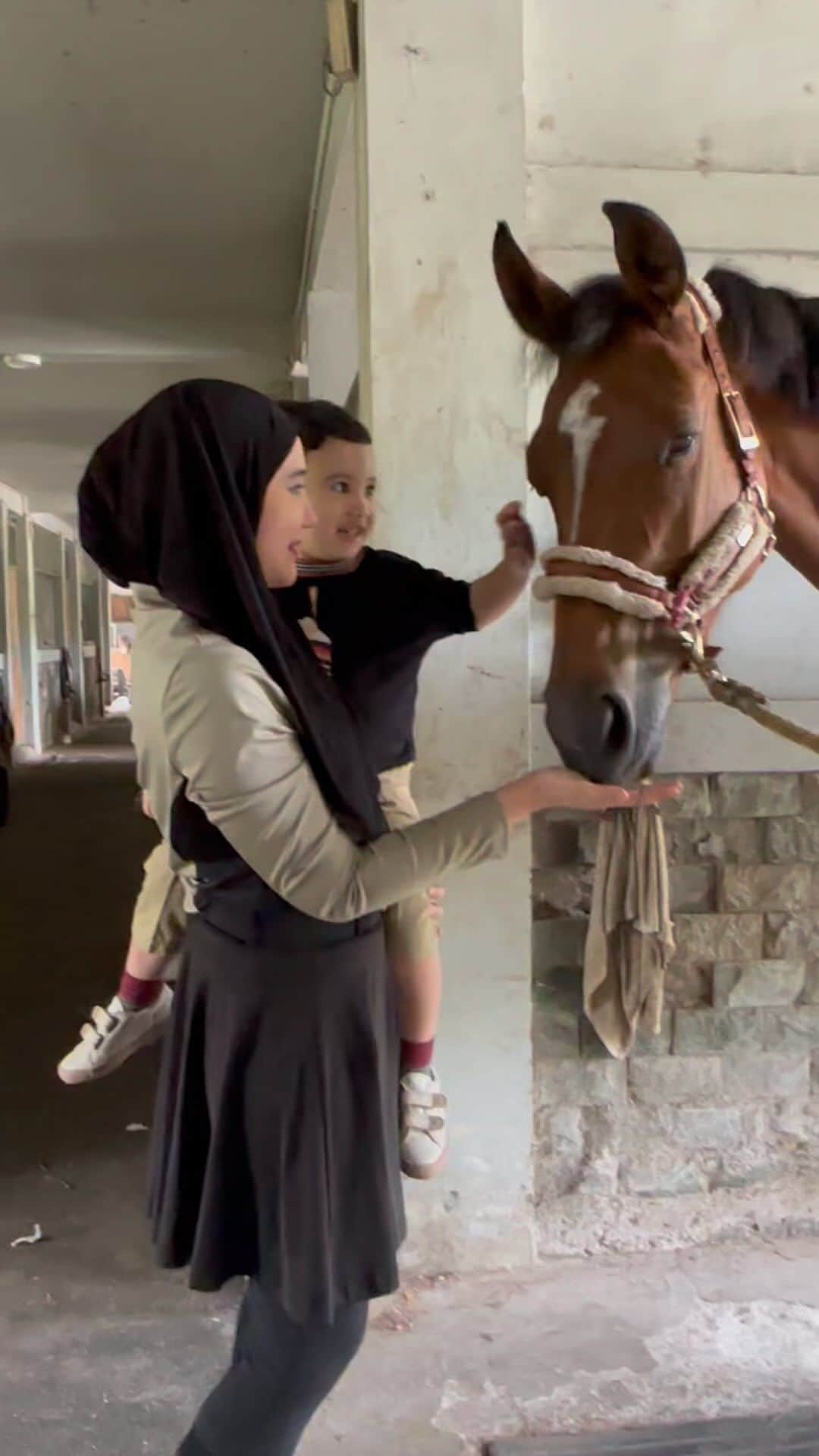 Zaskia Sungkarのインスタグラム：「🖤 Allahumma barik 🖤  MasyaAllah Tabarakallah」