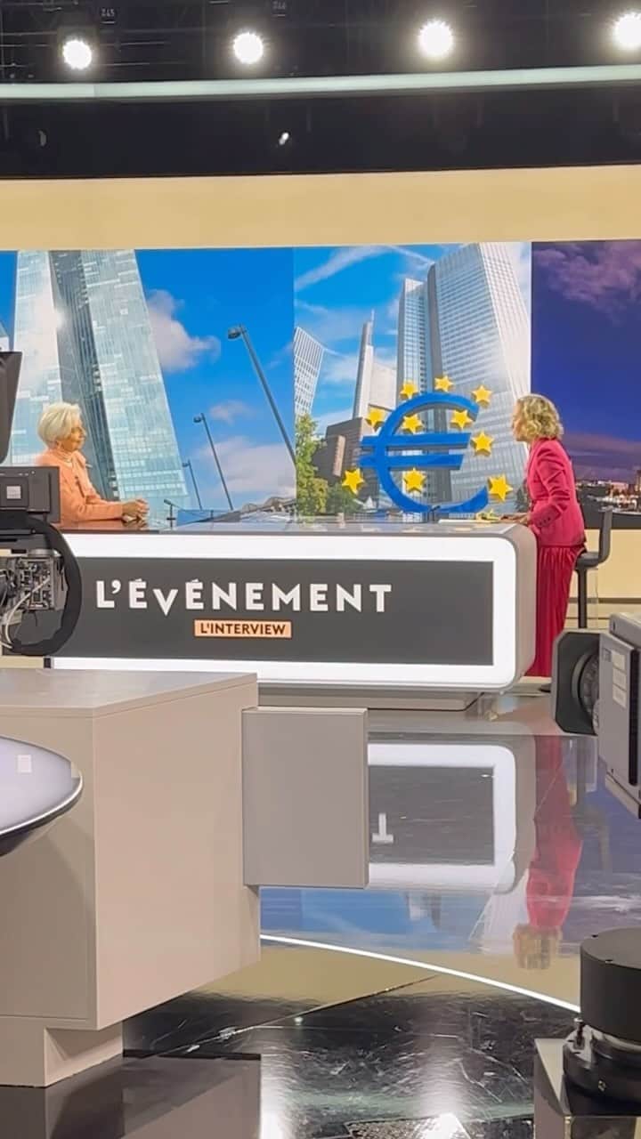 クリスティーヌ・ラガルドのインスタグラム：「Behind the scenes of my @levenementftv interview.  Merci beaucoup @carolineroux!」