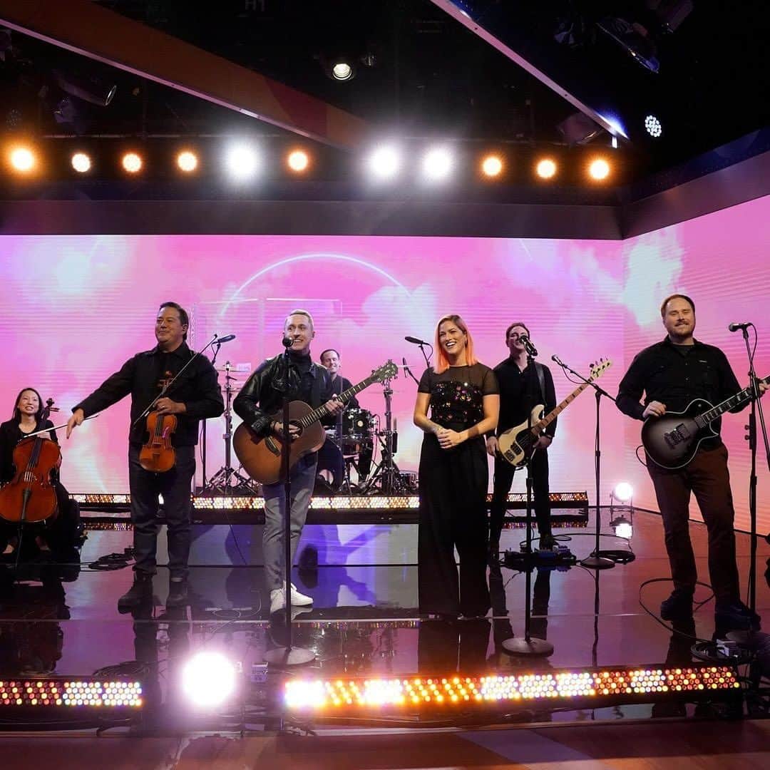 キャサディー・ポープのインスタグラム：「If you would’ve told 14 year old Cass that she was going to sing on @goodmorningamerica with one of her favorite bands, she would’ve asked for a time machine to make it happen asap! Thank you @yellowcard for having me up as a special guest. Cheers to another year of your guys’ epic comeback 🙌」