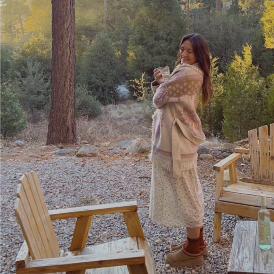 ヘイルボブのインスタグラム：「Woodland winter vibe ❄️🌲🏔️🕯️🌾 with the beautiful @allegraroseb in the Zelie Wool Blend Wrap Sweater by Hale Bob.」