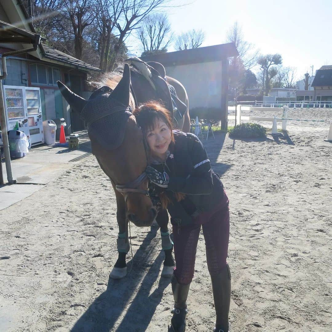 宇月田麻裕さんのインスタグラム写真 - (宇月田麻裕Instagram)「1/8　#乗馬日記　「肢平気」　#フレディー　#ディープインパクト産駒　 レッスンは、フレちゃんこと　#フレディ ＆Ｍ先生　 ディープ産駒なので腰高です。肢も良くなったようです。 1/９に記事載せています。 最初の10分は、頑張って動かす。徐々にエンジンがかかってきたところで駈歩。 1/4周、半周、その後、間に速歩を入れ、この速歩は、フレちゃんが、気持ち良く心地がいいと感じてくれる軽やかな速歩。 その後、駈歩。徐々に距離が伸びていき一周。 駈歩の前にいい速歩をすることがポイント。 フレちゃん頑張ってくれました！　いい子。」1月13日 2時10分 - mahiro_utsukita