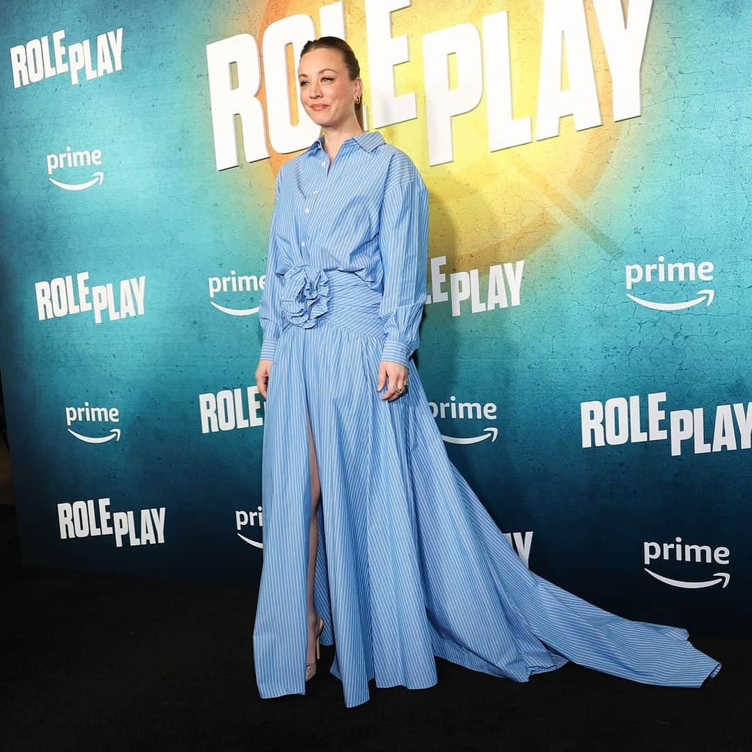 ブラッド・ゴレスキーのインスタグラム：「@kaleycuoco looking BLUEtiful in @carolinaherrera by @wesgordon, @pomellato jewelry & @rodofirenze heels for the premiere of her new movie “Role Play” out now on @amazonprime  Makeup by @jamiemakeup  Hair by @hairbymarilee  Assisted by @nicksegodi  Tailoring by @lubastailoring」