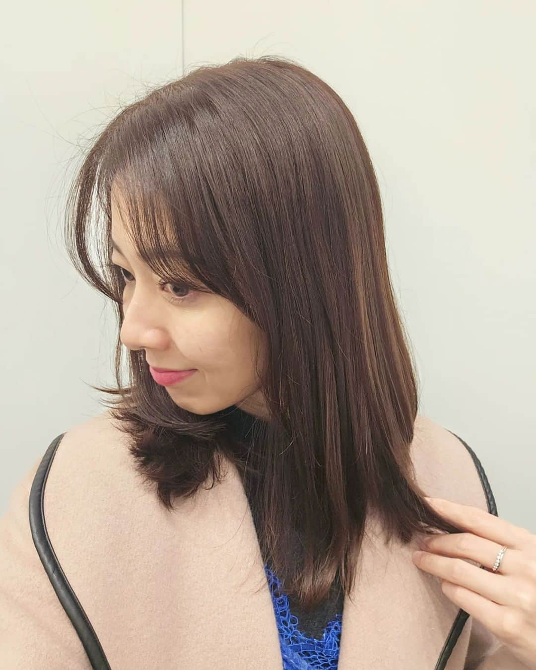 杉山由紀子さんのインスタグラム写真 - (杉山由紀子Instagram)「📍new hair (銀座 Laf from GARDEN) ちょっといつもより短めに♡ after ← before 🌟  COLORもみなさんの意見を参考に 暗めでやや大人っぽい雰囲気にしてみました✨✨  色味はショコラっぽい茶色で🍫  いつも寺尾さんありがとうございます☺️ @laf_garden @takumi__terao   #ヘアカラー #ヘアスタイル #美容室 #hair #ファッション #hairsalon #カラー #ヘアセット #サロンモデル #おしゃれ #美容師 #hairstyle #ヘアカタログ #ヘア #beauty #ヘアサロン #バングス #haircolor #japan #tokyo #ginza #銀座 #laf #garden #ショコラカラー #ヘアカタ #ミディアム #30代ヘアスタイル」1月13日 16時04分 - yukikosugiyama