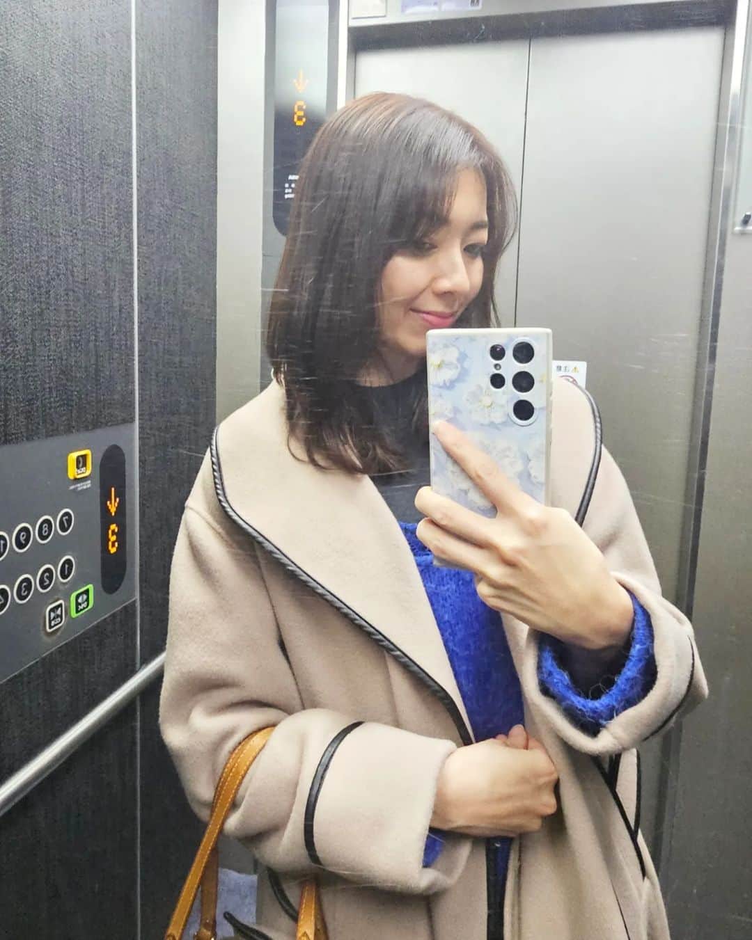 杉山由紀子さんのインスタグラム写真 - (杉山由紀子Instagram)「📍new hair (銀座 Laf from GARDEN) ちょっといつもより短めに♡ after ← before 🌟  COLORもみなさんの意見を参考に 暗めでやや大人っぽい雰囲気にしてみました✨✨  色味はショコラっぽい茶色で🍫  いつも寺尾さんありがとうございます☺️ @laf_garden @takumi__terao   #ヘアカラー #ヘアスタイル #美容室 #hair #ファッション #hairsalon #カラー #ヘアセット #サロンモデル #おしゃれ #美容師 #hairstyle #ヘアカタログ #ヘア #beauty #ヘアサロン #バングス #haircolor #japan #tokyo #ginza #銀座 #laf #garden #ショコラカラー #ヘアカタ #ミディアム #30代ヘアスタイル」1月13日 16時04分 - yukikosugiyama