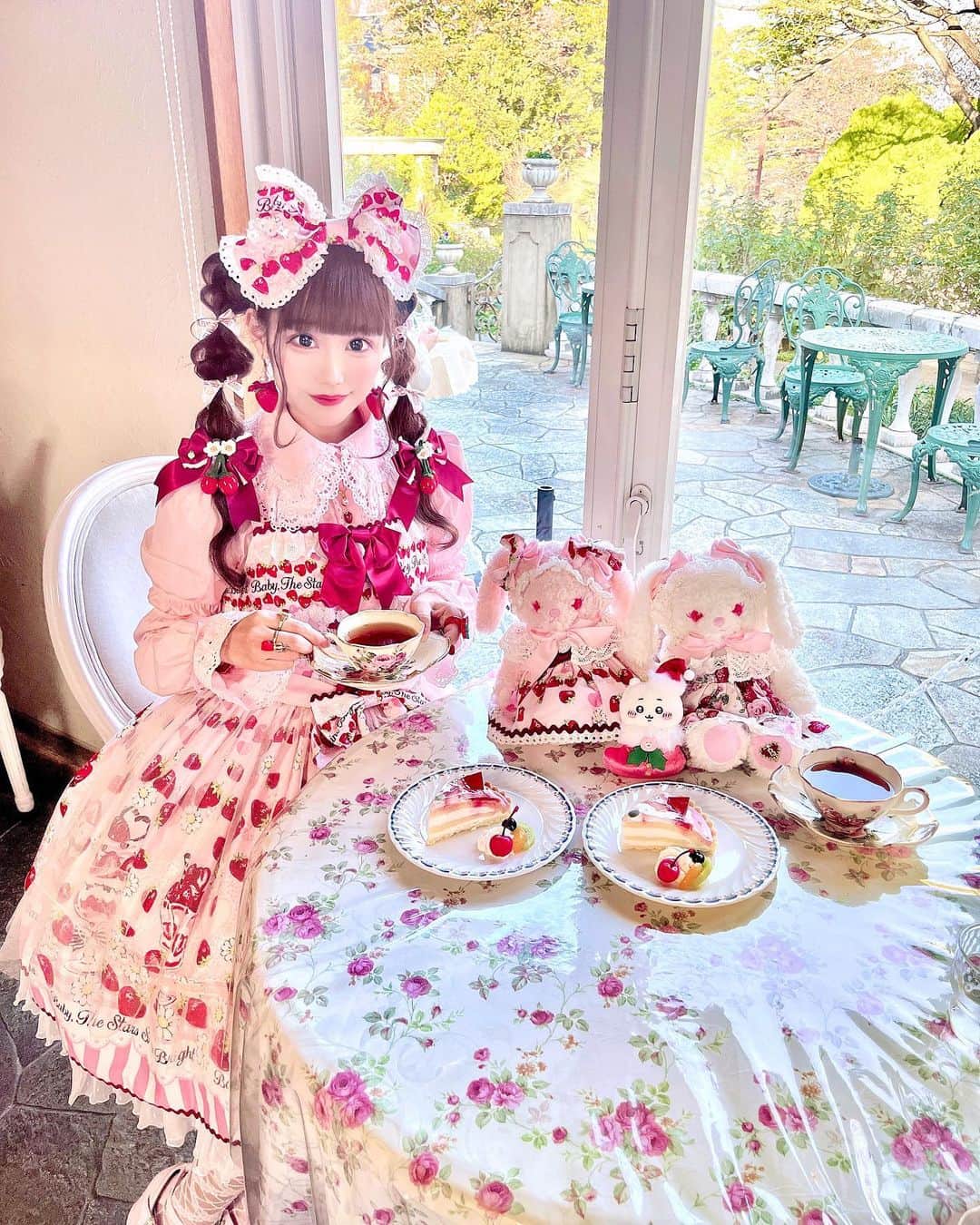 雨宮真梨子さんのインスタグラム写真 - (雨宮真梨子Instagram)「⁡ 横浜・港の見える丘公園にあるカフェ♡ カフェ・ラ・ローズへ 🫖🌹  大好きないちご柄のお洋服で行ってきたよ🍓🎀💕  ⁡ #babythestarsshinebright  🍓🍨Berry Berry Strawberry Parfait ～くみゃちゃんアイスを添えて～🍨🍓 ⁡ ⁡ #横浜カフェ #横浜グルメ #港の見える丘公園 #いちごコーデ #みなとみらいカフェ #アフタヌーンティー #アフタヌーンティー巡り #btssb #ロリータ #ロリータファッション #ロリィタ #ロリィタファッション #ロリータコーデ #kawaiifashion #kawaiigirl #kawaiistyle #harajukufashion #harajukustyle #lo娘 #lolitafashionstyle #japanesefashion #girlyfashion #japanesegirl #japaneseculture #kawaiidesu #sweetlolitafashion #sweetlolitastyle #eglcommunity #eglfashion」1月13日 20時56分 - mariko_amemiya101