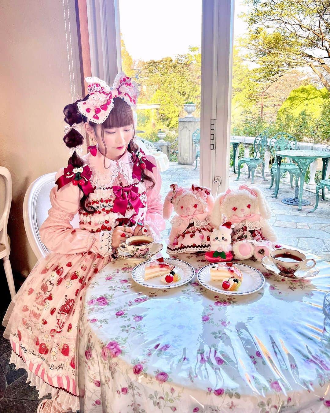 雨宮真梨子さんのインスタグラム写真 - (雨宮真梨子Instagram)「⁡ 横浜・港の見える丘公園にあるカフェ♡ カフェ・ラ・ローズへ 🫖🌹  大好きないちご柄のお洋服で行ってきたよ🍓🎀💕  ⁡ #babythestarsshinebright  🍓🍨Berry Berry Strawberry Parfait ～くみゃちゃんアイスを添えて～🍨🍓 ⁡ ⁡ #横浜カフェ #横浜グルメ #港の見える丘公園 #いちごコーデ #みなとみらいカフェ #アフタヌーンティー #アフタヌーンティー巡り #btssb #ロリータ #ロリータファッション #ロリィタ #ロリィタファッション #ロリータコーデ #kawaiifashion #kawaiigirl #kawaiistyle #harajukufashion #harajukustyle #lo娘 #lolitafashionstyle #japanesefashion #girlyfashion #japanesegirl #japaneseculture #kawaiidesu #sweetlolitafashion #sweetlolitastyle #eglcommunity #eglfashion」1月13日 20時56分 - mariko_amemiya101