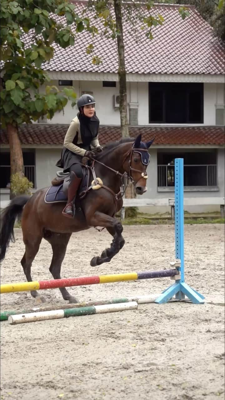 Zaskia Sungkarのインスタグラム：「Cressent and Gervante 🐴🖤  Gervantes nya mami cilen First time jump course ni . MasyaAllahTabarakallah」