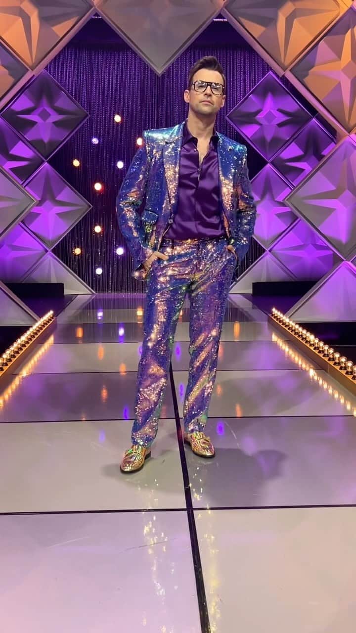 ブラッド・ゴレスキーのインスタグラム：「Daddy saved the sequins for the finale! I’m so grateful to be a part of @canadasdragrace 🇨🇦 It’s pure joy watching the queens and getting to be with my loves @bhytes & @tracimelchor ❤️ Suit and shirt by @dolcegabbana  Shoes by @giuseppezanotti  Grooming by @jukka333」