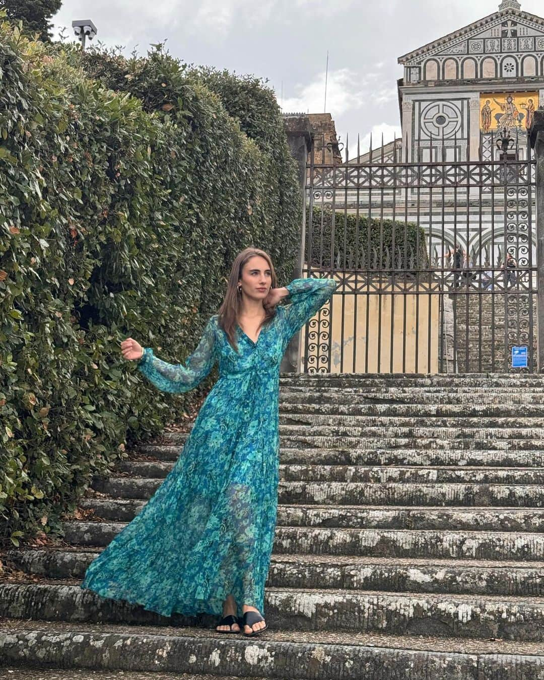 ジョニーワズさんのインスタグラム写真 - (ジョニーワズInstagram)「A postcard from Florence, Italy. Shop our Raquel Silk Maxi Dress!」1月15日 2時51分 - johnnywas