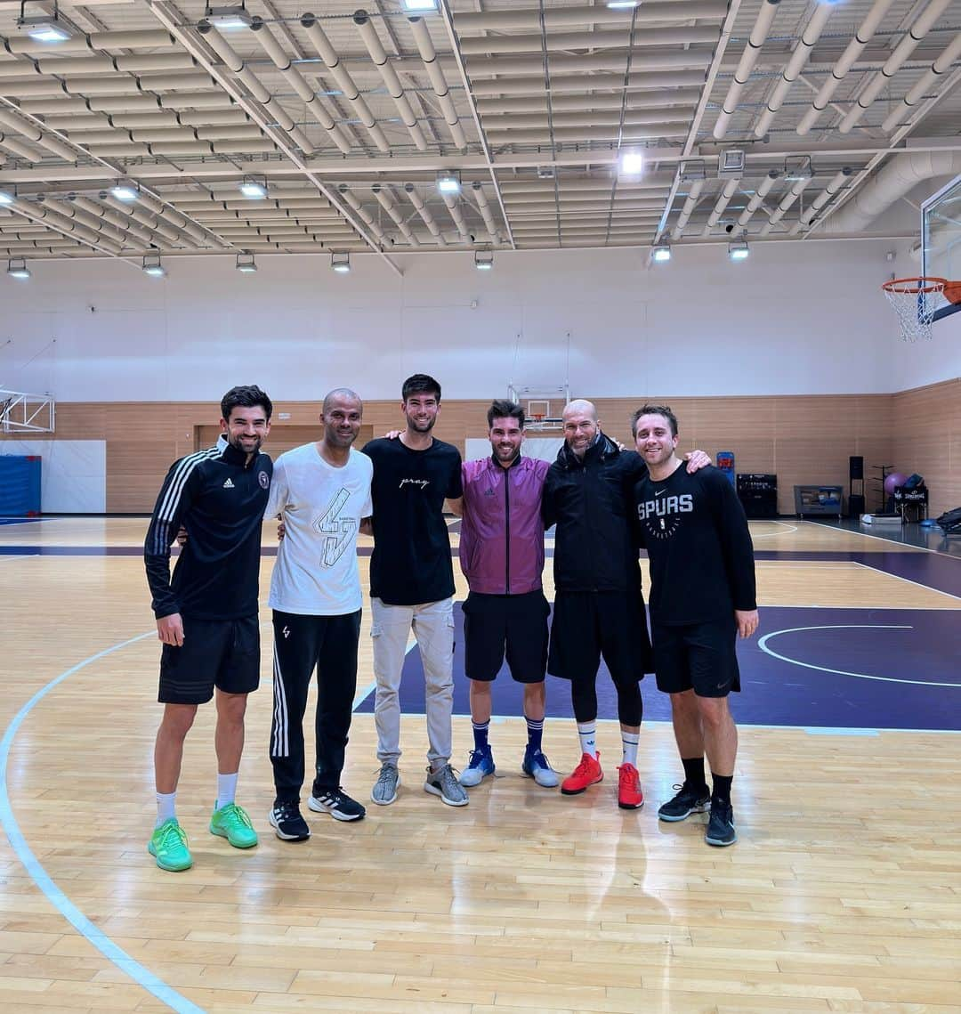 トニー・パーカーさんのインスタグラム写真 - (トニー・パーカーInstagram)「Another great day with the Zidane family #padel #basket」1月15日 3時03分 - _tonyparker09