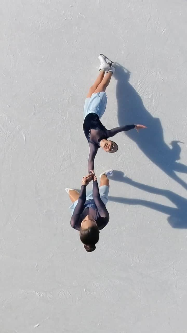 セリア・ロブレドのインスタグラム：「🩵🩵⛸️⛸️   Haciendo maravillas con mi @almu_t ✨  #skating #deathspiral #patinajesobrehielo #iceskating #syncronizedskating #pistadehielo」