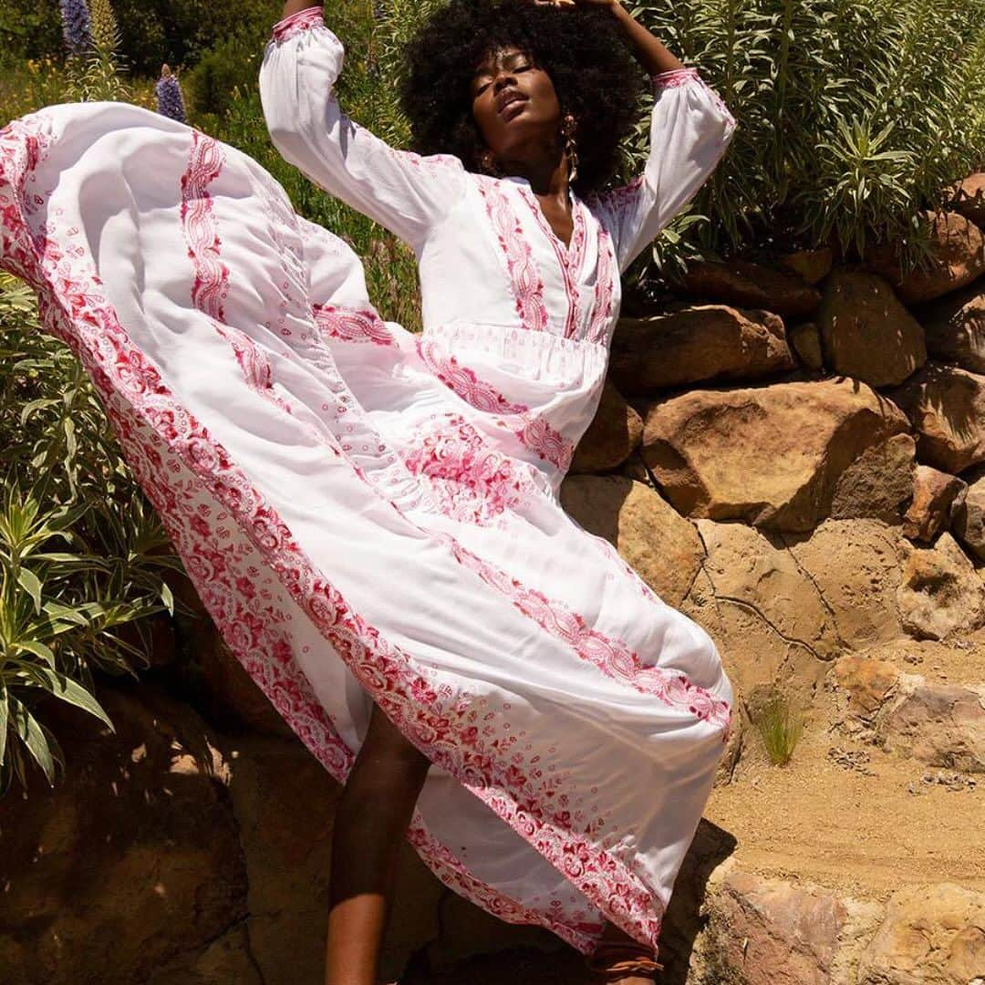 ヘイルボブのインスタグラム：「“Sway with the wind in our gorgeous Emery Embroidered Maxi Dress, channeling that California Boho romance. 🌾✨ Immerse yourself in the beauty of detailed embroidery – a must-have for your effortlessly chic moments. #BohoVibes #MaxiDressMagic”  Photographer by @shelliwrightphoto  Model @naylalatis」