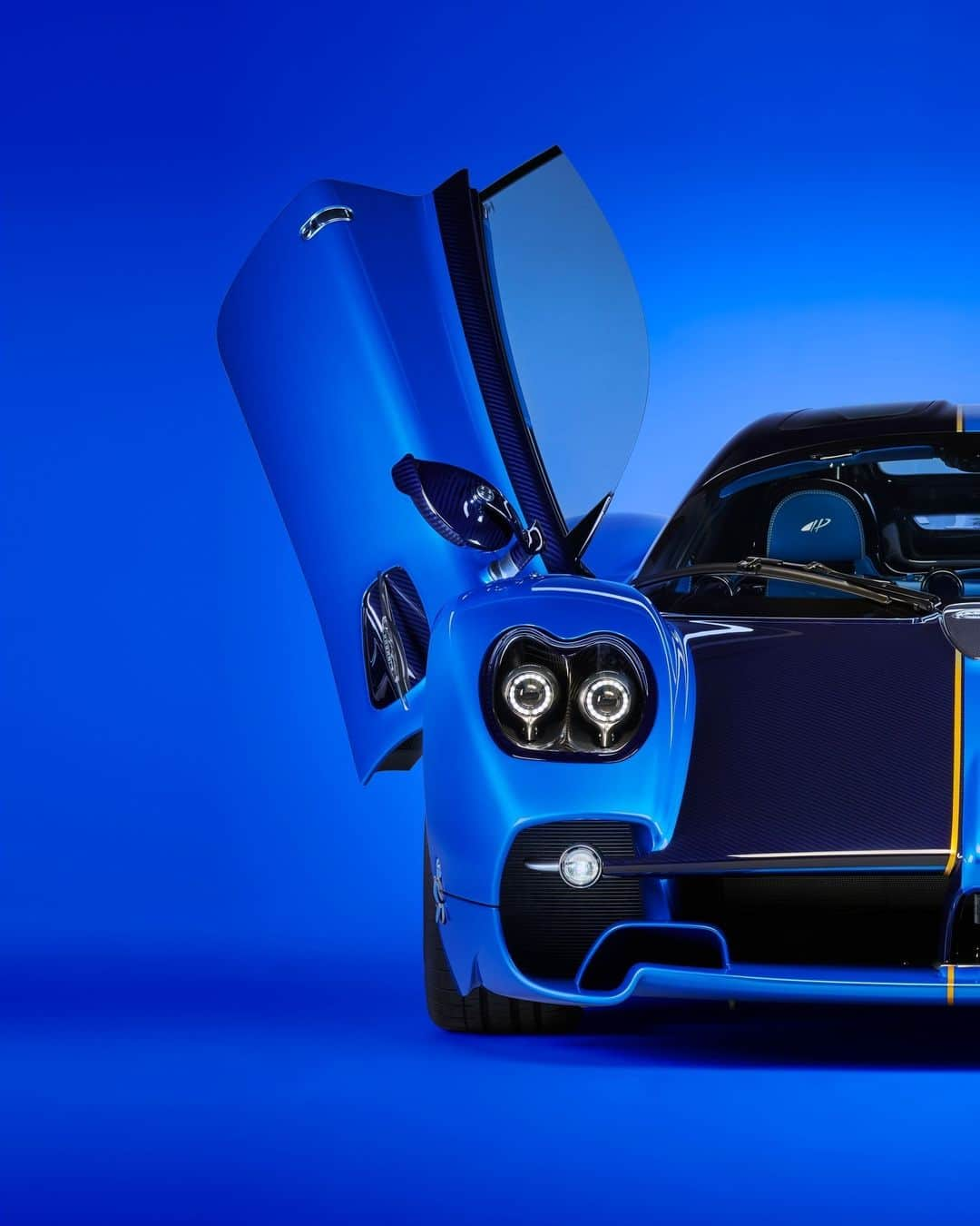 パガーニ・アウトモビリのインスタグラム：「Never let a 'Blue Monday' clip your wings!  …But if you are feeling a little blue, treat yourself to the all-new Pagani VIP Experience at the Pagani Atelier.  For further information, please contact the official provider Modenatur at the email address paganitour@modenatur.it or call +39059220022.  #Pagani #PaganiAutomobili #PaganiUtopia」