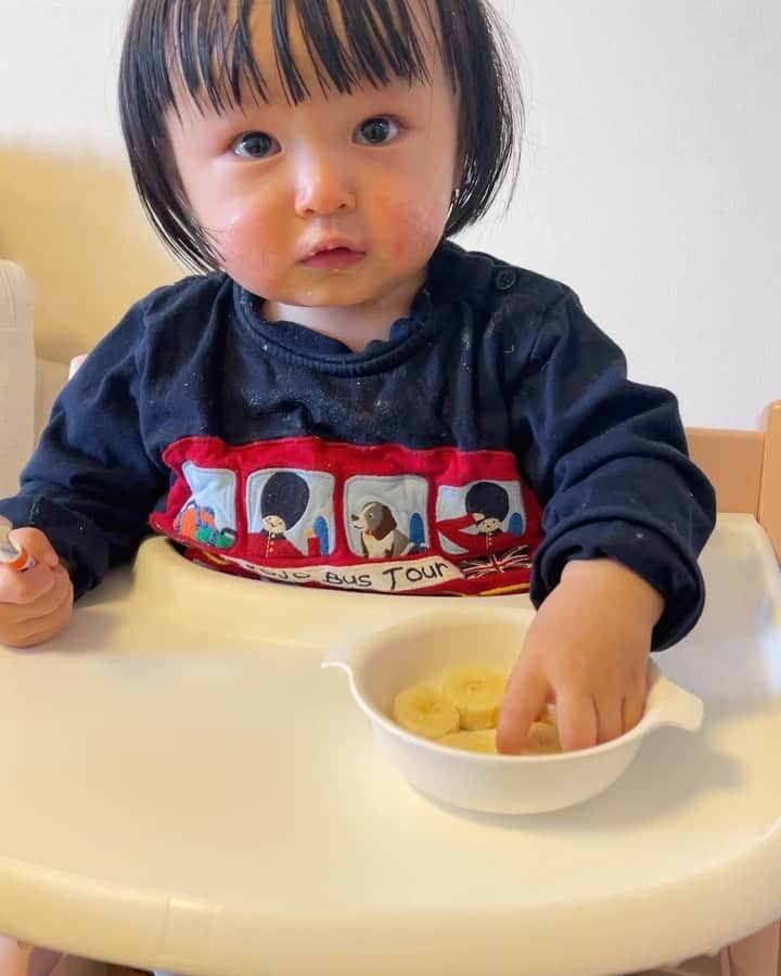 久保優太のインスタグラム：「バナナ🍌ひたすら食べる😂息子(1歳)」