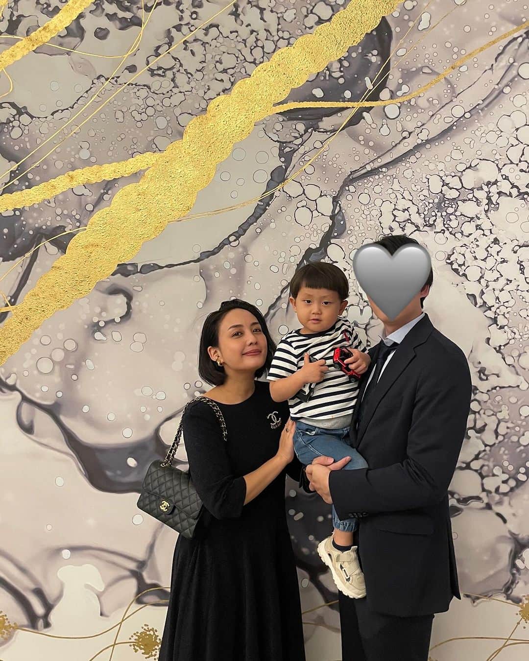 ひるいちかさんのインスタグラム写真 - (ひるいちかInstagram)「Japanese community new year party  in Abu Dhabi 🇦🇪  ひさびさ家族写真撮ってもらえたから記念に♡  アブダビ日本人会の新年会に家族で出席しました。 仲良しのお友達とも会えて楽しい夜でした✨ 両親の心配を他所に息子はキッズルームで思い切りくつろいでた🤣w  ワンピースは自分で布から選んで🇦🇪で仕立てたもの🪡 写真ではわからないけどキラキラ素材でお気に入り♡  今年もそろそろお着物着る練習しないとな🤔👘  #2024 #newyaerparty #abudhabi #海外子育て#駐在生活 #海外生活 #アブダビ妻」1月15日 22時08分 - hiruichika