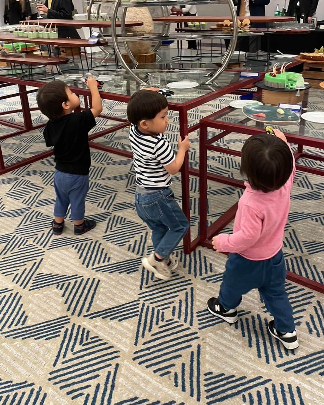 ひるいちかさんのインスタグラム写真 - (ひるいちかInstagram)「Japanese community new year party  in Abu Dhabi 🇦🇪  ひさびさ家族写真撮ってもらえたから記念に♡  アブダビ日本人会の新年会に家族で出席しました。 仲良しのお友達とも会えて楽しい夜でした✨ 両親の心配を他所に息子はキッズルームで思い切りくつろいでた🤣w  ワンピースは自分で布から選んで🇦🇪で仕立てたもの🪡 写真ではわからないけどキラキラ素材でお気に入り♡  今年もそろそろお着物着る練習しないとな🤔👘  #2024 #newyaerparty #abudhabi #海外子育て#駐在生活 #海外生活 #アブダビ妻」1月15日 22時08分 - hiruichika