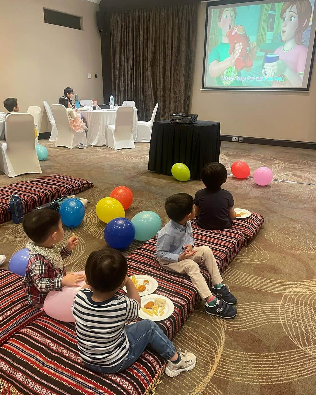 ひるいちかさんのインスタグラム写真 - (ひるいちかInstagram)「Japanese community new year party  in Abu Dhabi 🇦🇪  ひさびさ家族写真撮ってもらえたから記念に♡  アブダビ日本人会の新年会に家族で出席しました。 仲良しのお友達とも会えて楽しい夜でした✨ 両親の心配を他所に息子はキッズルームで思い切りくつろいでた🤣w  ワンピースは自分で布から選んで🇦🇪で仕立てたもの🪡 写真ではわからないけどキラキラ素材でお気に入り♡  今年もそろそろお着物着る練習しないとな🤔👘  #2024 #newyaerparty #abudhabi #海外子育て#駐在生活 #海外生活 #アブダビ妻」1月15日 22時08分 - hiruichika