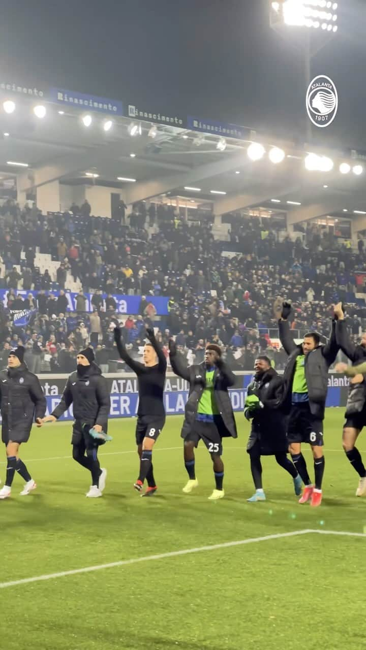 アタランタBCのインスタグラム：「Olé della buonanotte 😍  Good night from the guys 🌙  #AtalantaFrosinone #SerieA #GoAtalantaGo ⚫️🔵」