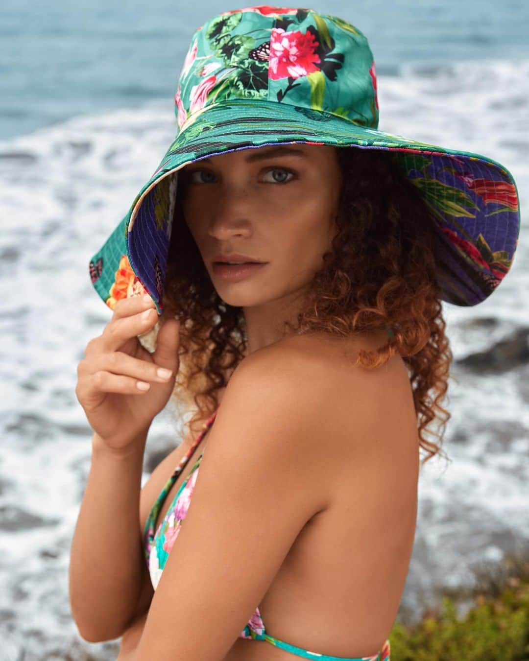 ジョニーワズのインスタグラム：「Here’s us manifesting warm weather. Our Goza Beach Hat is your new favorite vacation accessory.」