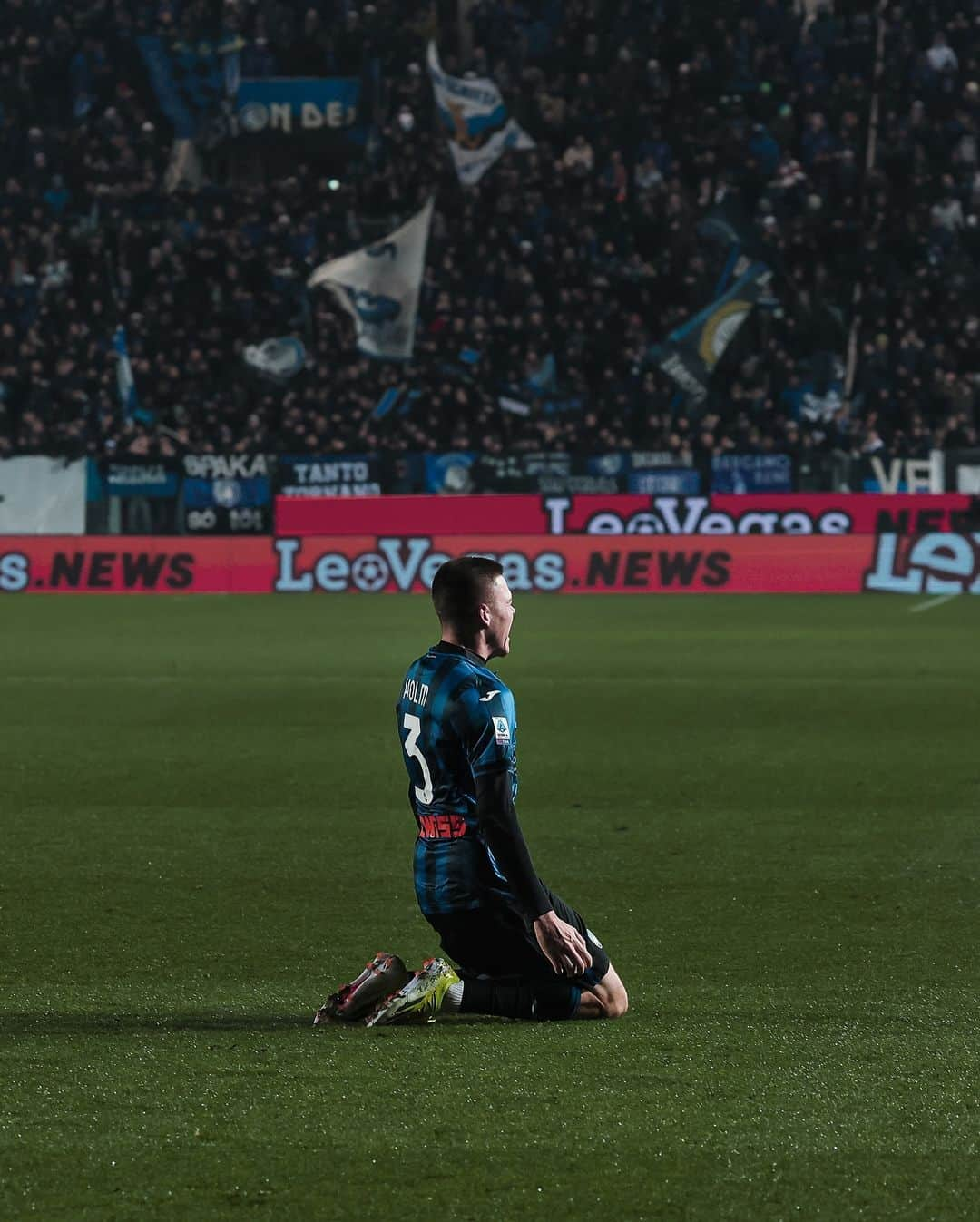 アタランタBCのインスタグラム：「L’emozione della prima rete in nerazzurro 😍  That first-Atalanta-goal feeling 🔥  #Holm #AtalantaFrosinone #SerieA #GoAtalantaGo ⚫️🔵」