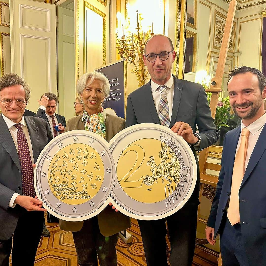 クリスティーヌ・ラガルドさんのインスタグラム写真 - (クリスティーヌ・ラガルドInstagram)「🇧🇪🇪🇺 To mark the Belgian Presidency of the Council of the EU, a special €2 commemorative coin has been produced.  I was delighted to join Belgium’s Finance Minister Vincent Van Peteghem and other colleagues yesterday evening to mark the launch of the coin.  Two million of these coins will shortly enter circulation.  Did you know that each country that uses the euro as its official currency may issue two commemorative coins per year?」1月16日 17時55分 - christinelagarde